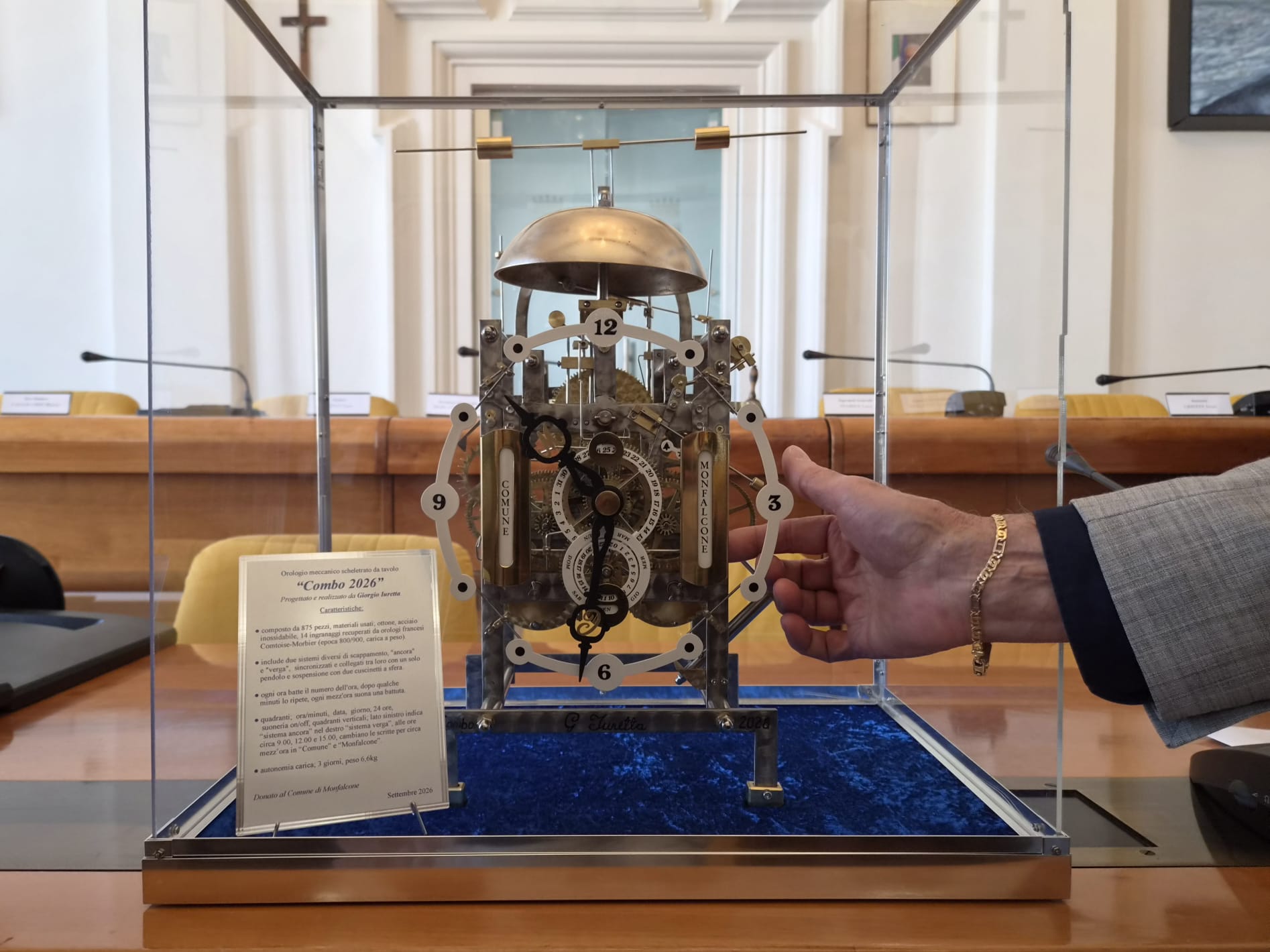 Immagine per L’orologio da tavolo ‘Combo 2026’ di Giorgio Iuretta donato alla città di Monfalcone 
