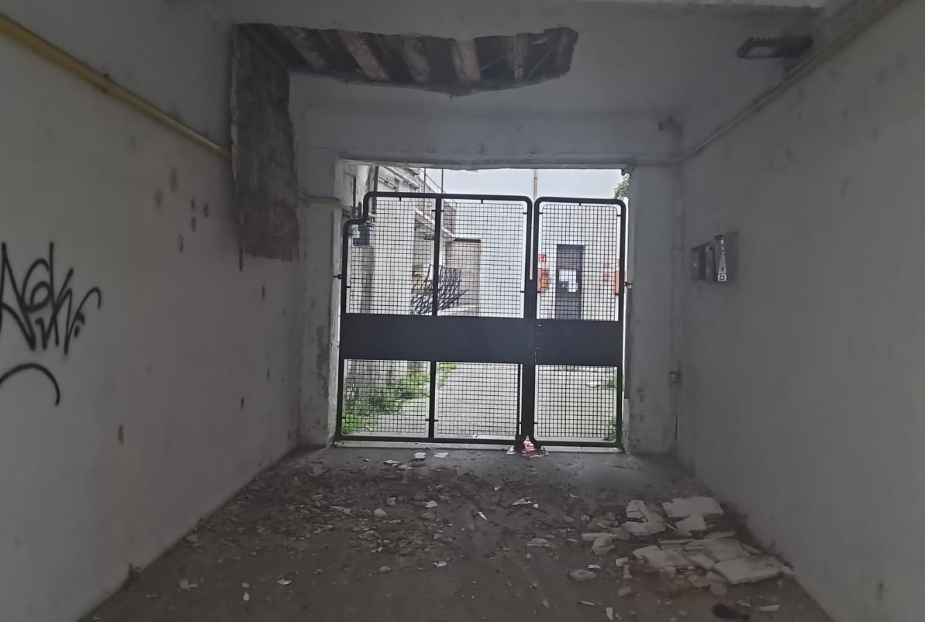 Copertina per Monfalcone, cede l’intonaco al varco laterale del Bonezzi. Percuzzi interroga l’amministrazione, la replica: «Uscita fuori luogo»