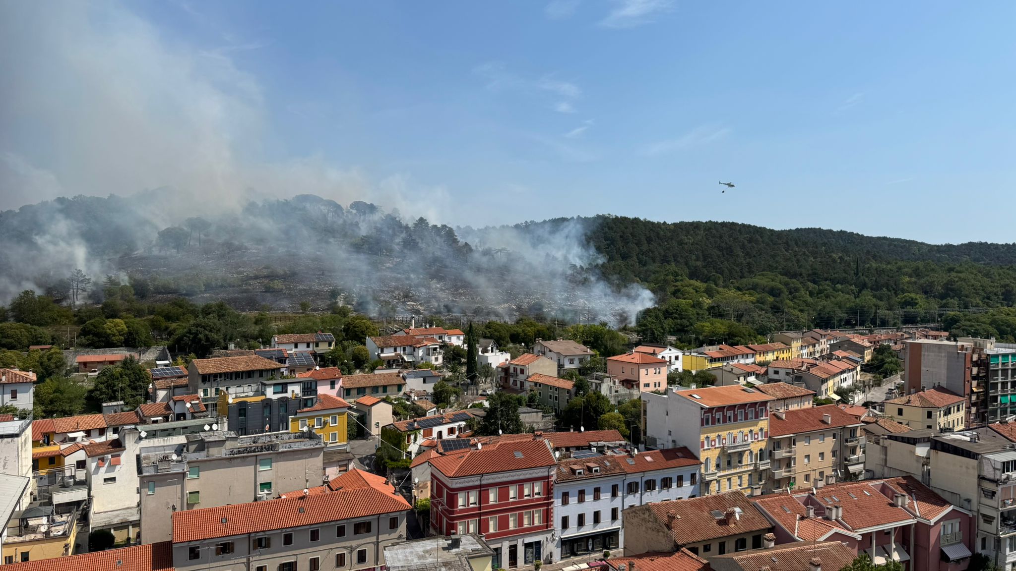 ++ Incendio sul Carso a Monfalcone, colpita la zona ai piedi della Rocca