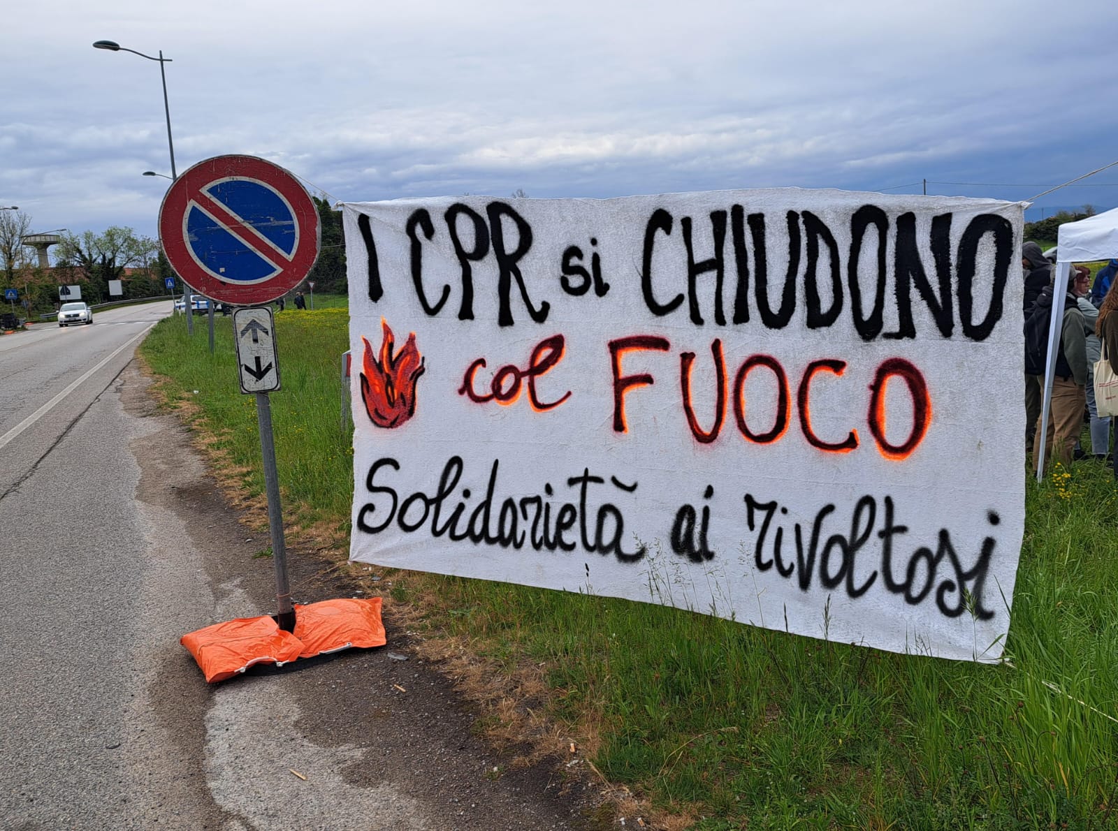 Copertina per Fotonotizia - Gradisca d'Isonzo, ieri il presidio di «solidarietà ai rivoltosi» davanti al Cpr