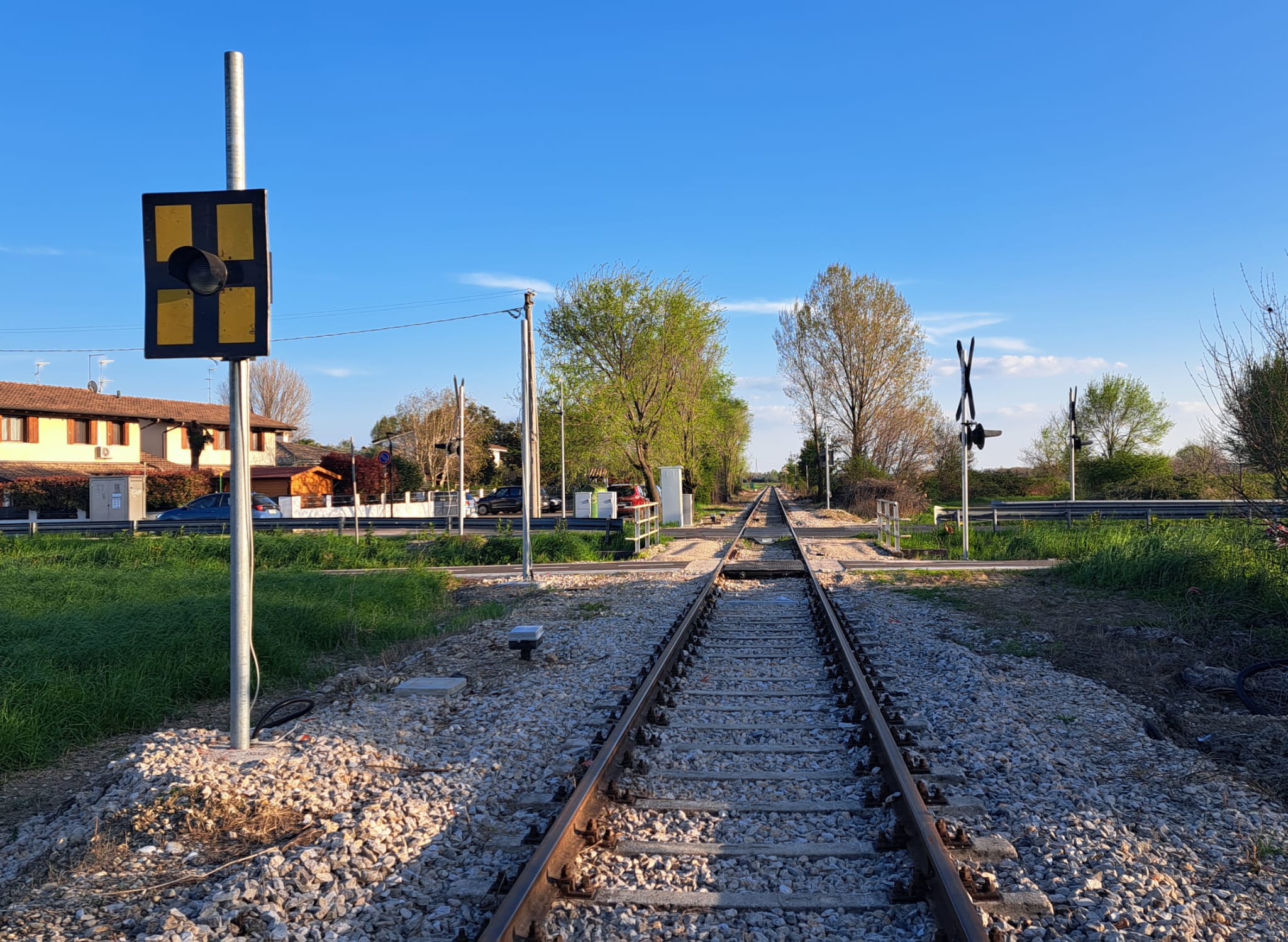 Copertina per Fotonotizia - Staranzano, compaiono semafori e Croci di Sant'Andrea per la bretella ferroviaria: l'apertura entro il mese