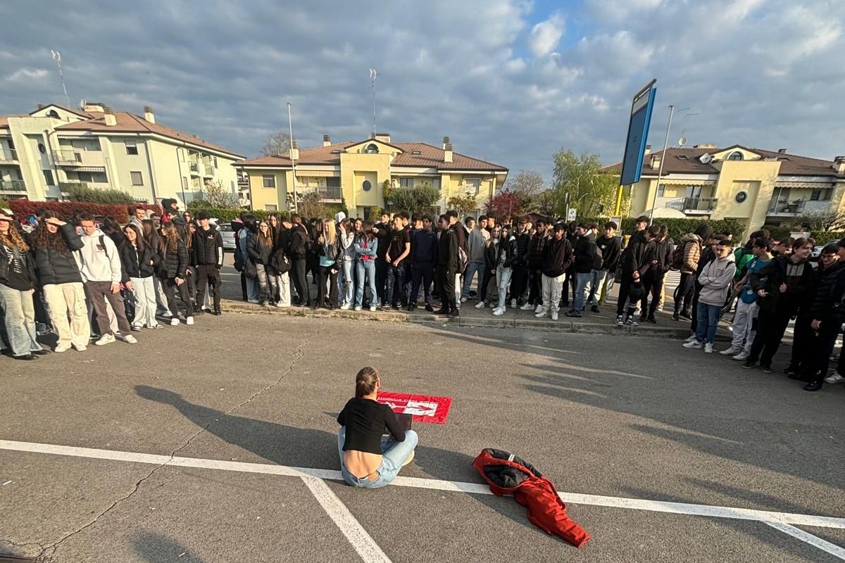 Immagine per Edilizia scolastica carente e dialogo difficile con la dirigente: studenti protestano al BEM di Staranzano