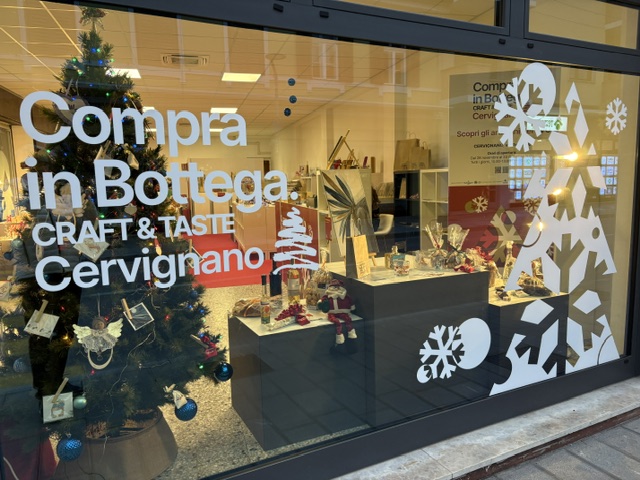 Immagine per Cervignano verso il Natale, il 'temporary shop' di via Roma riunisce sette artigiani locali