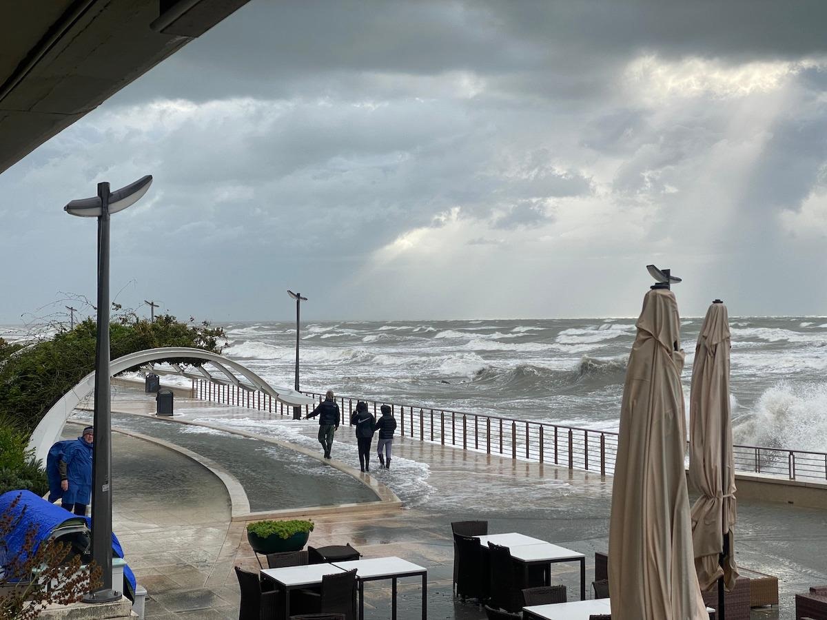 Bora forte tra la Vigilia e Natale, è allerta gialla su Goriziano, Bassa Friulana e Carso. A Trieste previste punte di 120 km/h