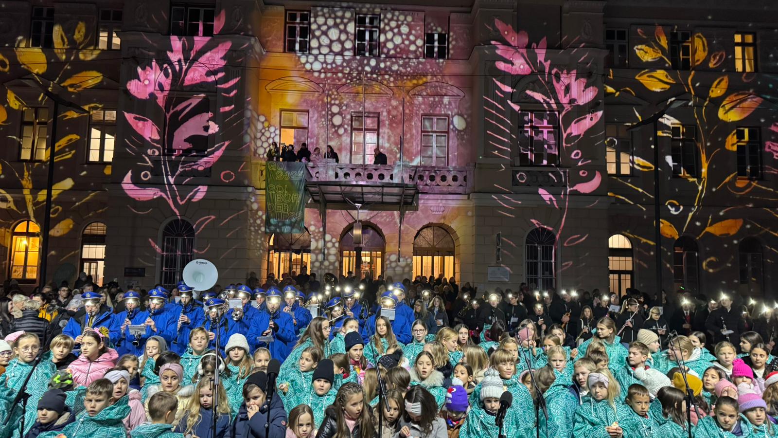 Immagine per In un anno 2mila artisti e 1.600 eventi, con il 25% di turisti in più a Gorizia. Le luci e i cortei chiudono Go! 2025