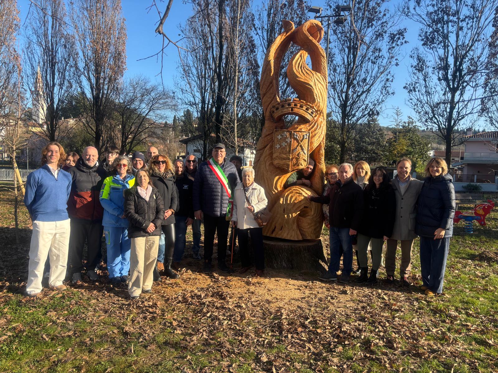 Il vecchio cedro spezzato di Sagrado rinasce come scultura, l’artista Davide Tramontini omaggia la rinascita e il fiume Isonzo 