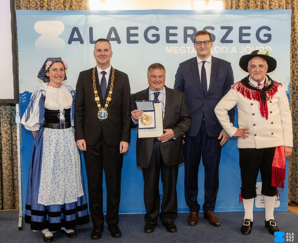 Maurizio Gualdi premiato dal Consiglio comunale di Zalaegerszeg, la gioia del presidente dello Sci Club Monte Calvario 