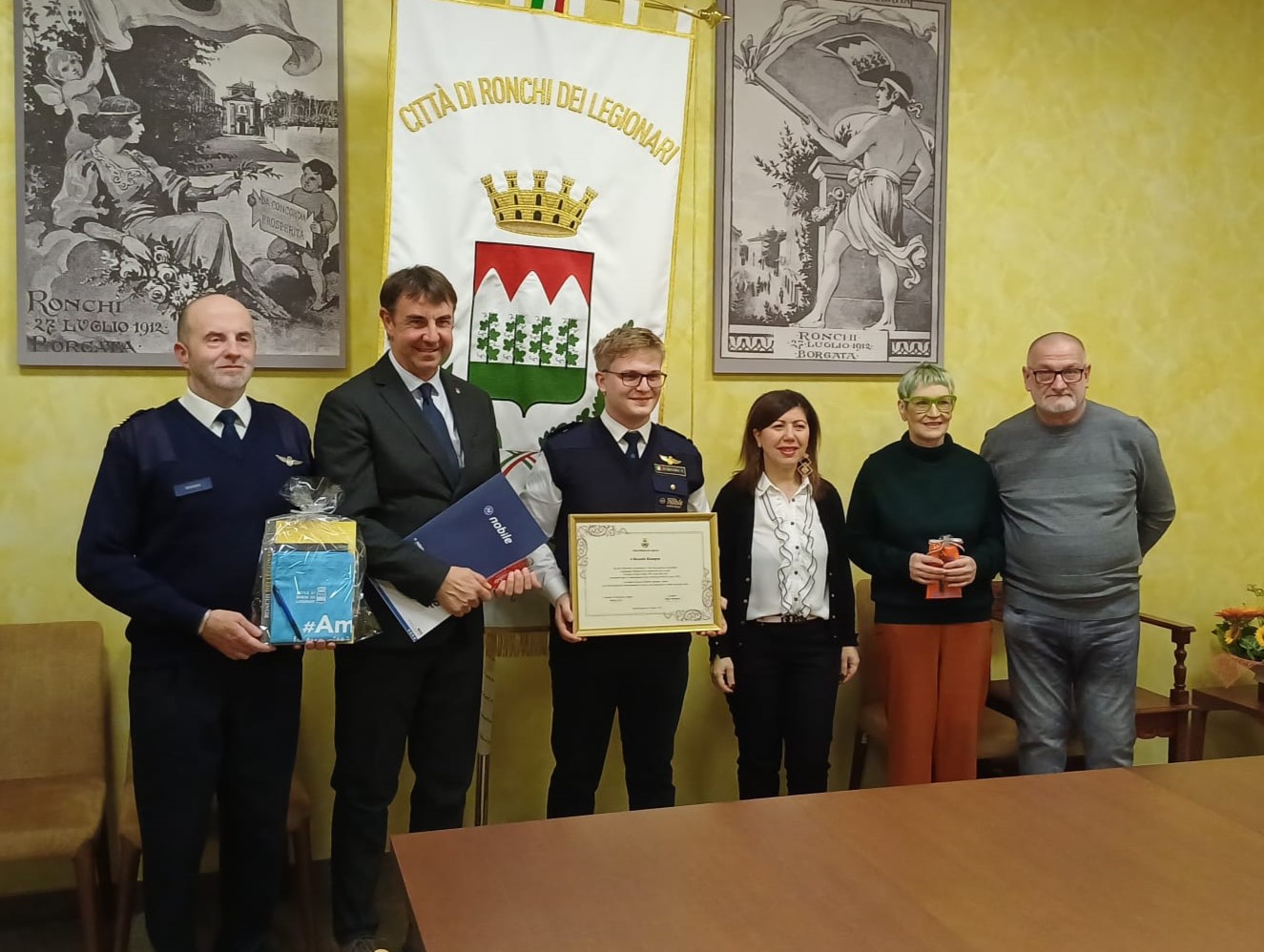 Fotonotizia – Ronchi, il riconoscimento del Comune all’aspirante pilota di linea Riccardo Romagna 