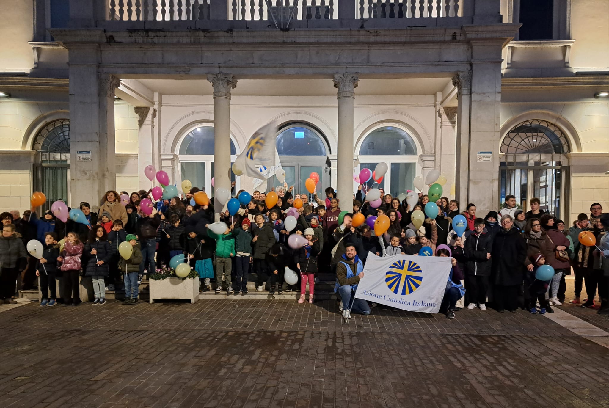 Immagine per Festa della Pace, i palloncini dell’Azione Cattolica colorano il cielo di Monfalcone
