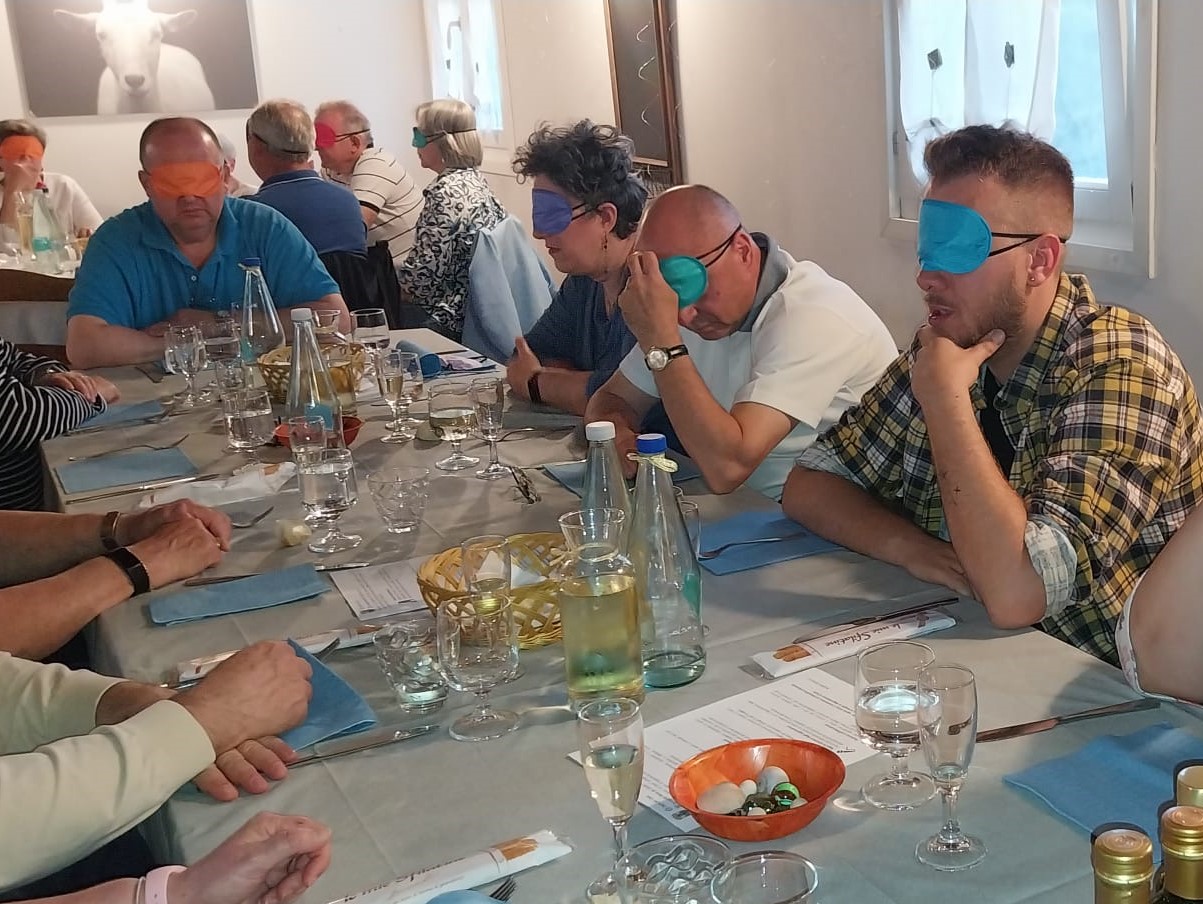 Copertina per Fotonotizia – Successo per ‘Il colore nel buio’, la serata all’Osteria Ta’l Curtivon sulle percezioni non visive