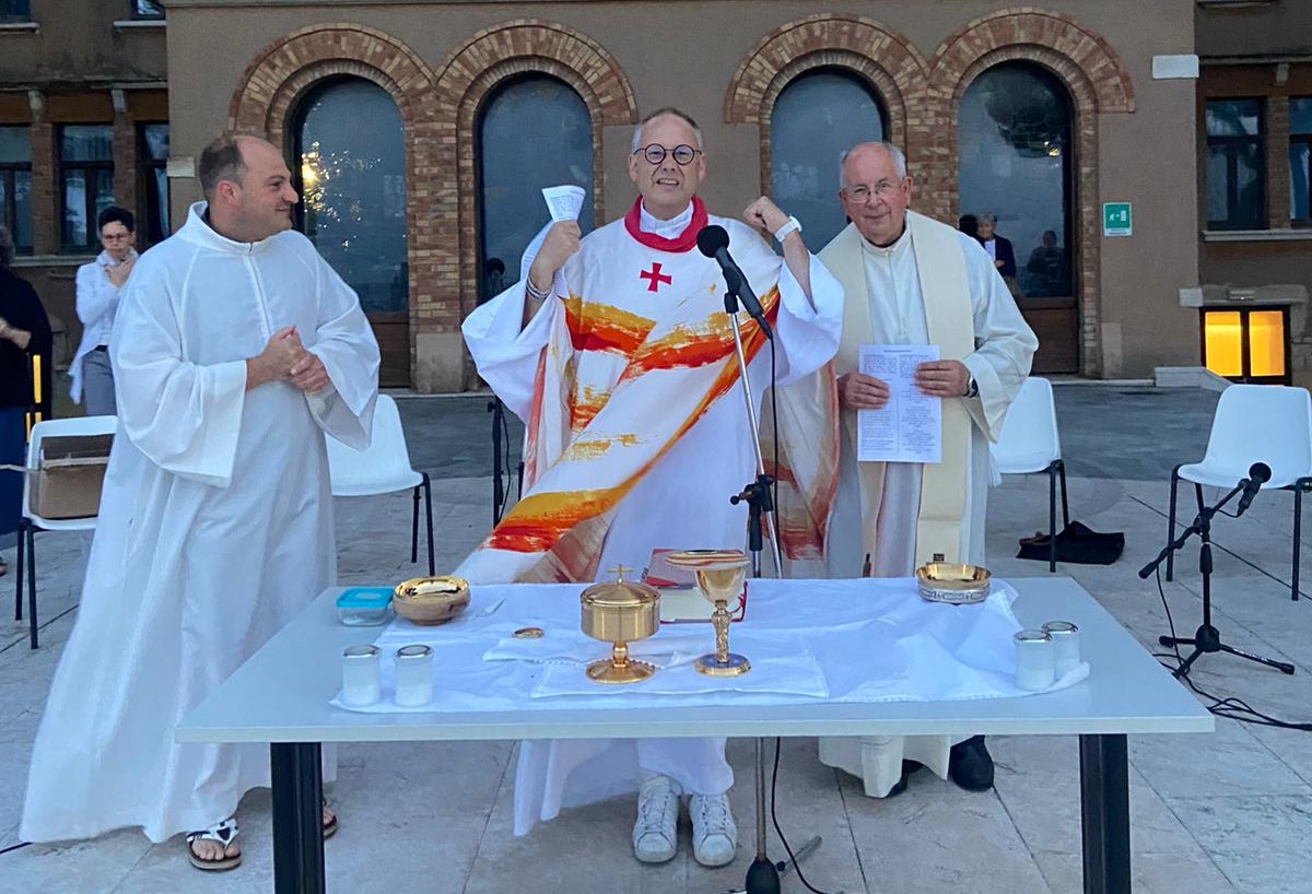 Copertina per Grado accoglie e benedice l’estate con la messa all’alba di monsignor Nutarelli. «Bellezza del creato non è solo sfondo ma chiamata»