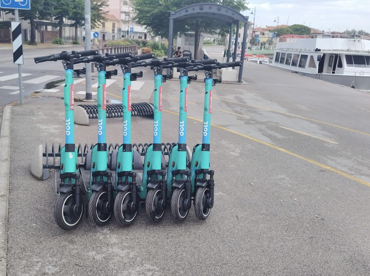Copertina per Grado, per l’estate arrivano i monopattini elettrici in sharing: al via il servizio sperimentale dell’azienda Dott