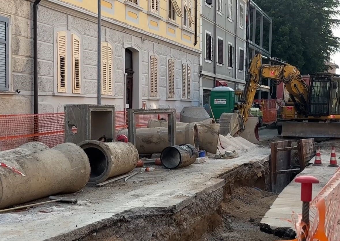 Copertina per Monfalcone, Irisacqua accelera i lavori in via Garibaldi: conclusione prevista entro il 20 giugno