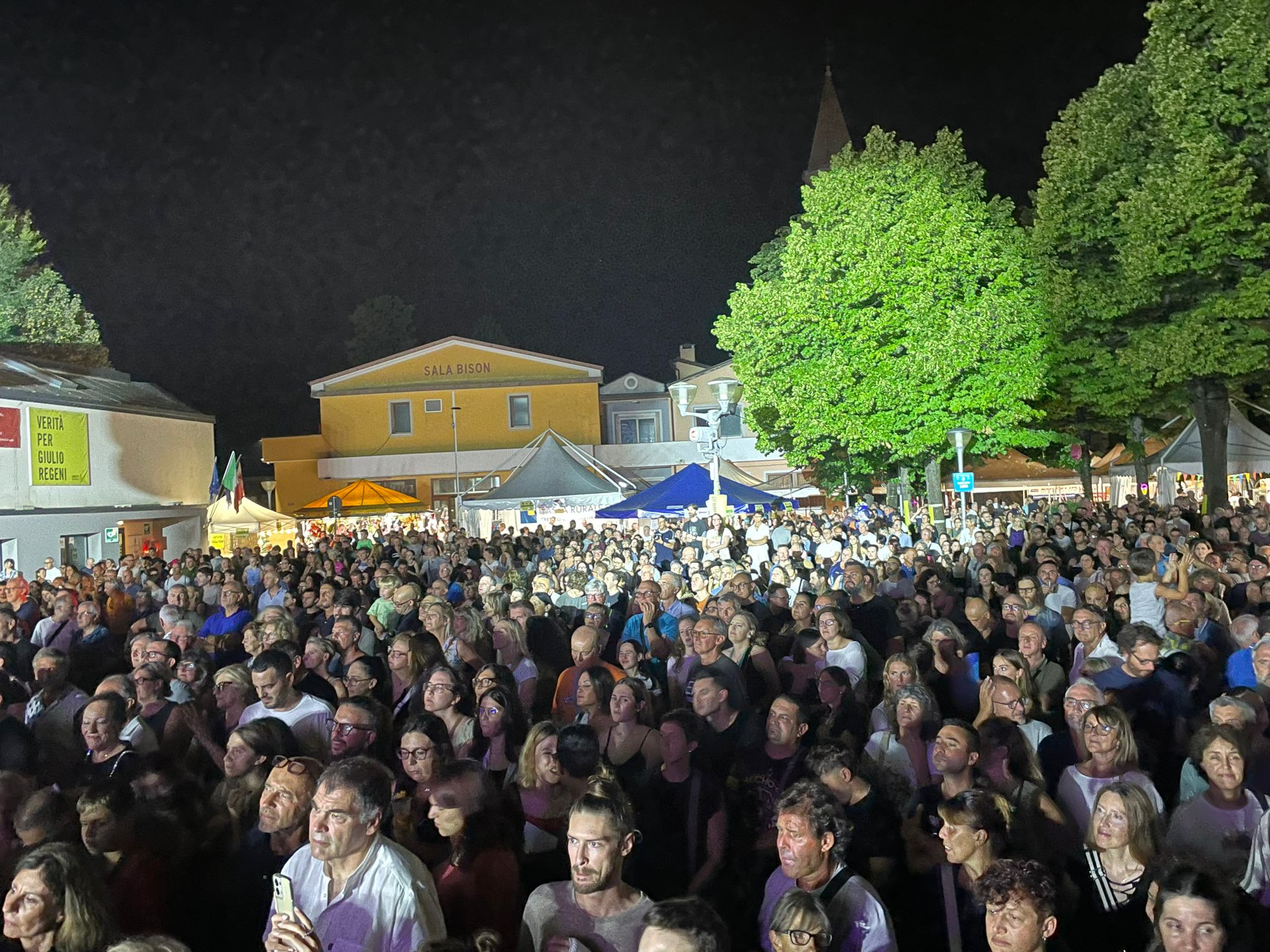 Copertina per Fiumicello si accende per la 66sima Mostra Regionale delle Pesche, sul palco il rock de Le Vibrazioni