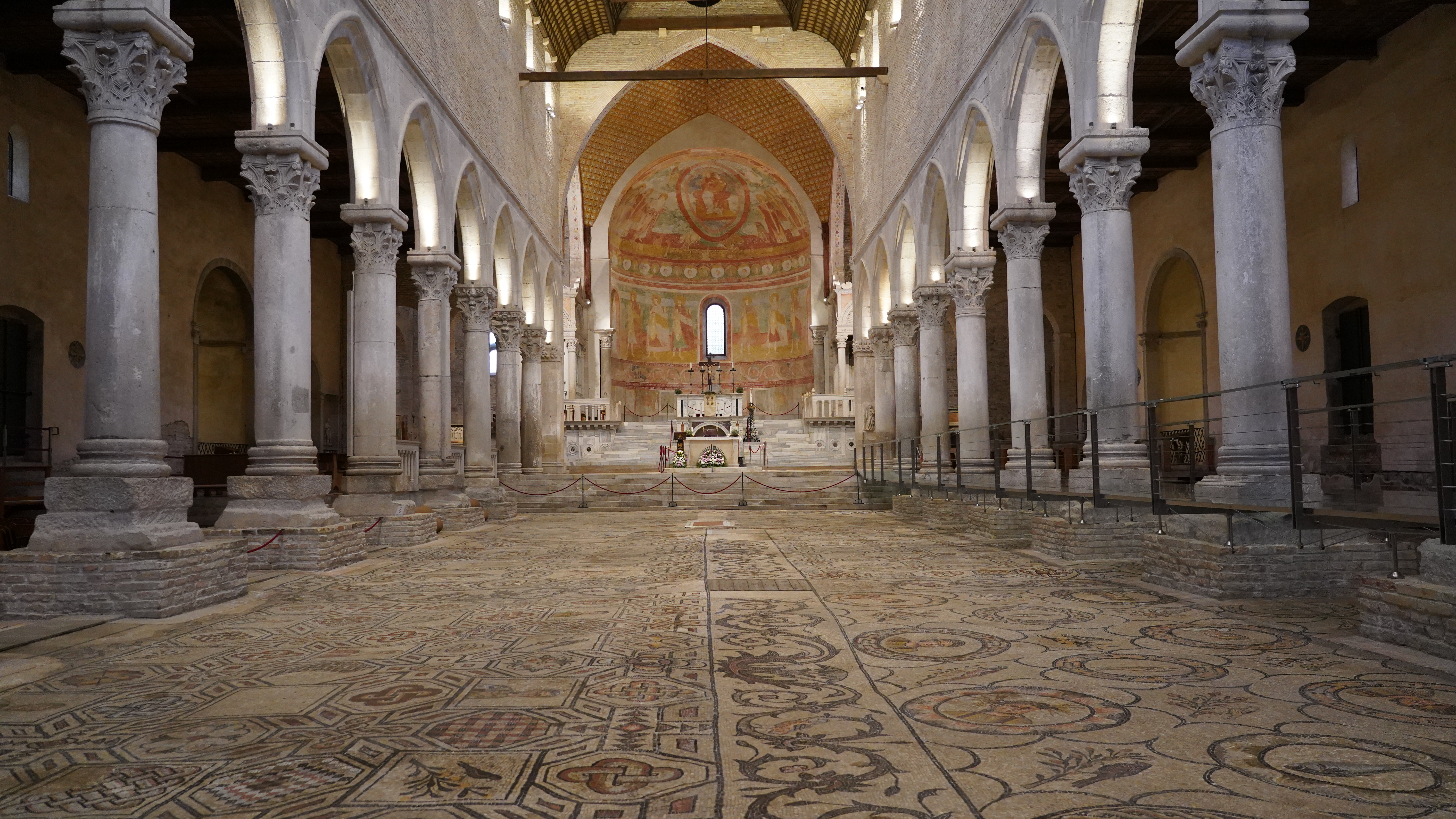Copertina per I Concerti in Basilica uniscono Aquileia e Grado, doppio appuntamento con l'Orchestra Blanc e il Maestro Ernest Hoetzl