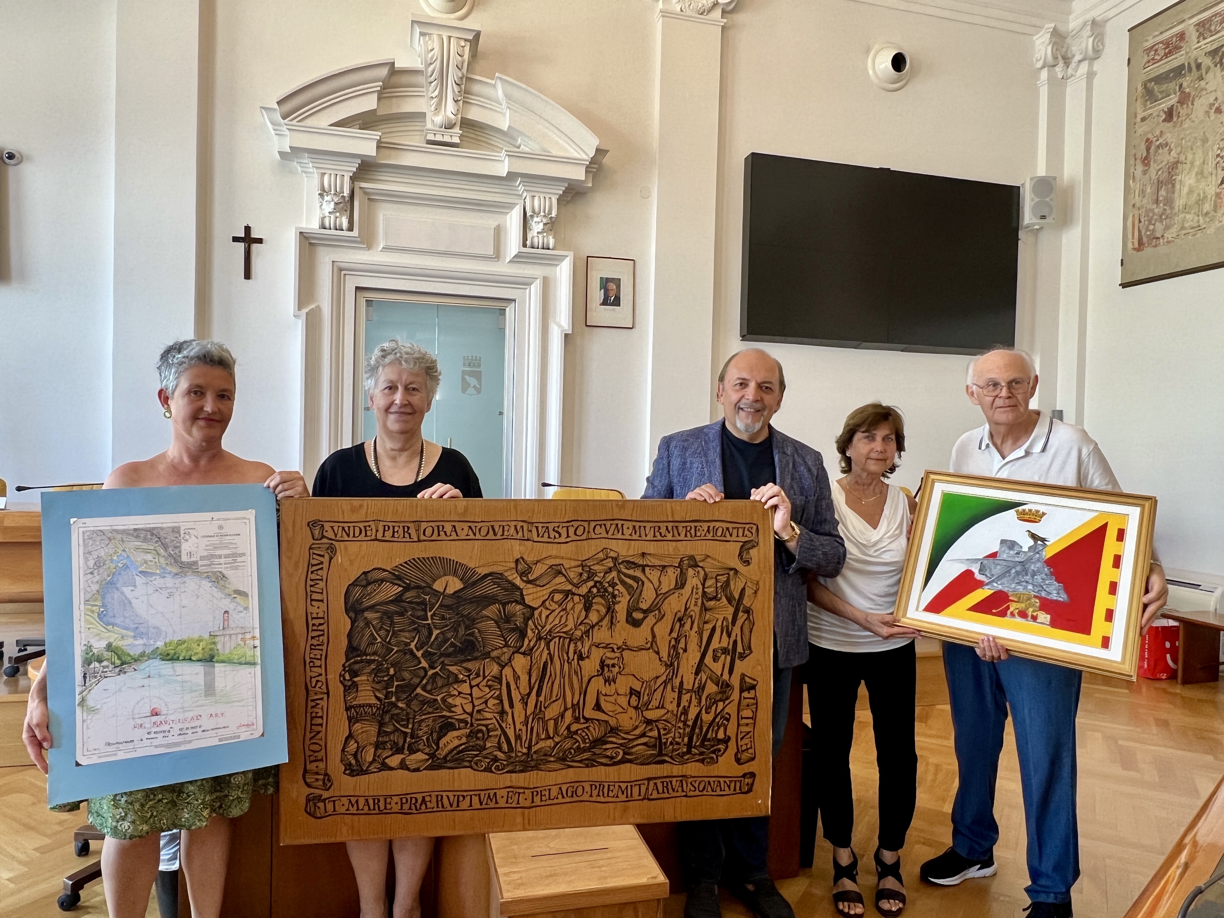 Copertina per Fotonotizia - Il Comune di Monfalcone riceve in dono tre opere di Lorenza Fonda, Loredana Prodan e Tranquillo Marangoni