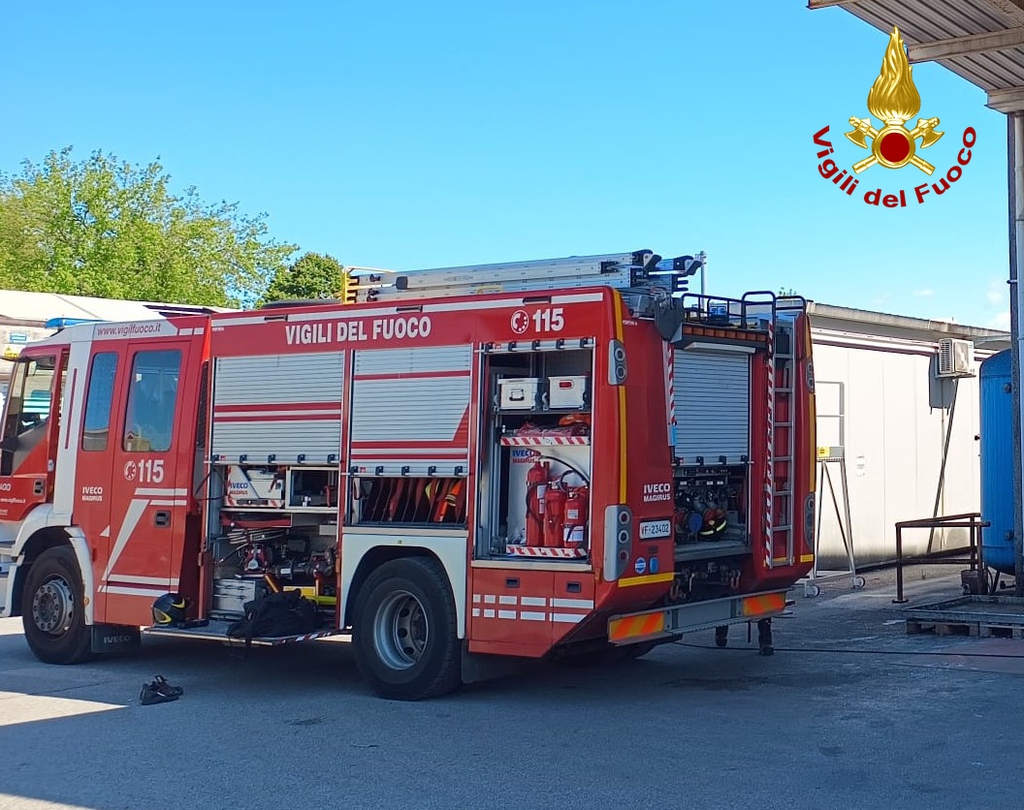 Cormons, in fiamme un macchinario nel reparto verniciatura di un'azienda