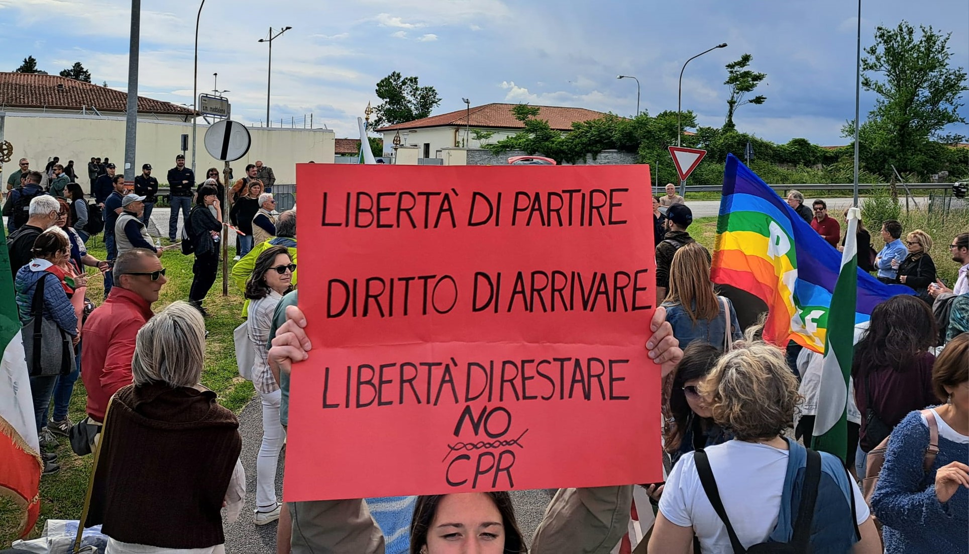 Copertina per Gradisca, in 200 al corteo per dire no ai Cpr: «Restiamo umani»