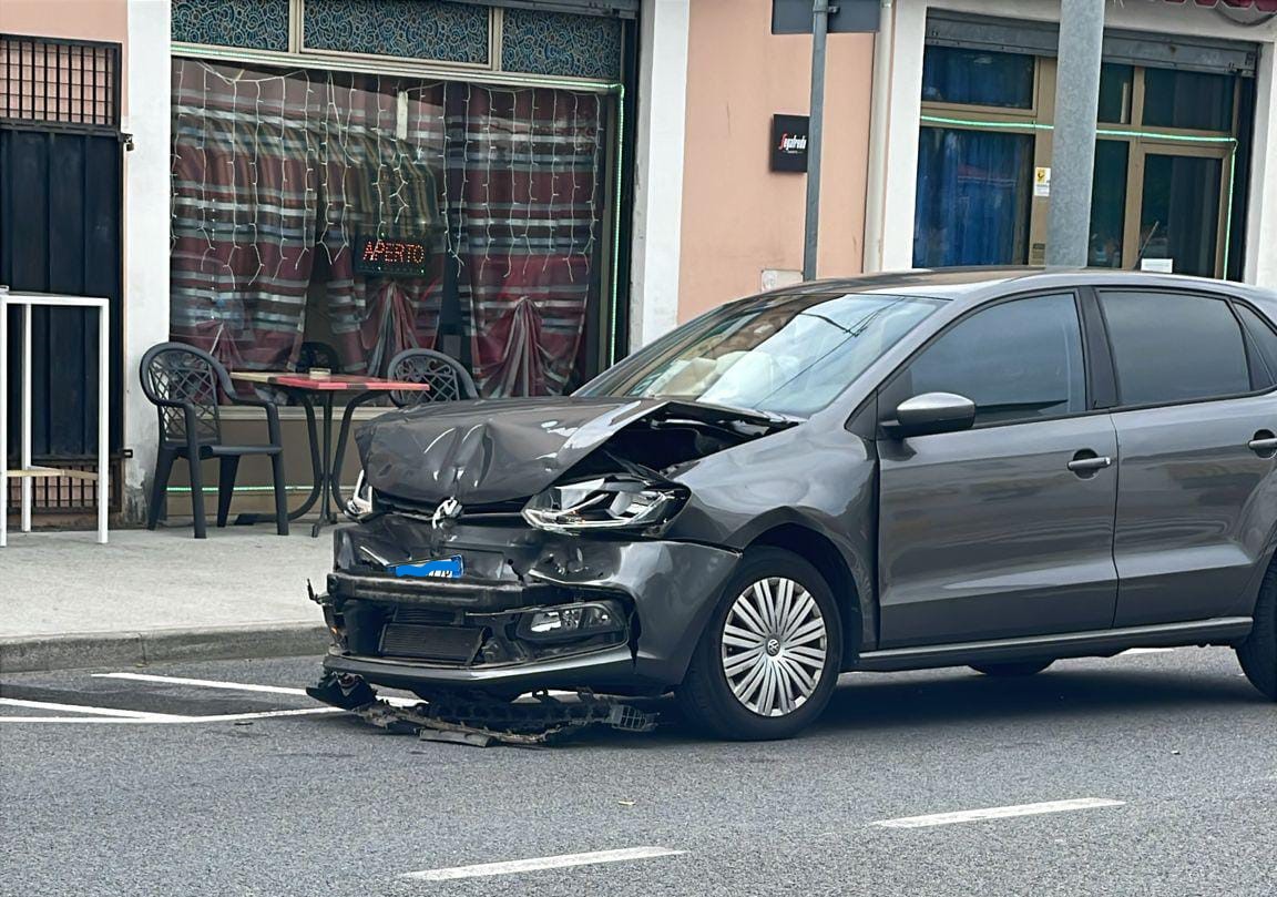 Copertina per Monfalcone, auto finisce contro furgone in via Primo Maggio