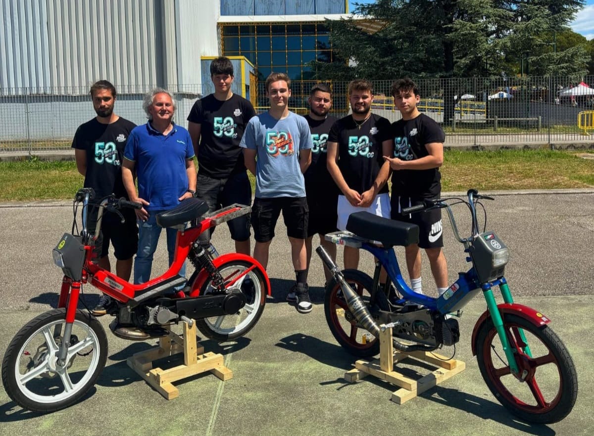 Copertina per Staranzano, gli studenti del ‘Marconi’ trionfano al contest del Biker Fest con il loro mezzo personalizzato