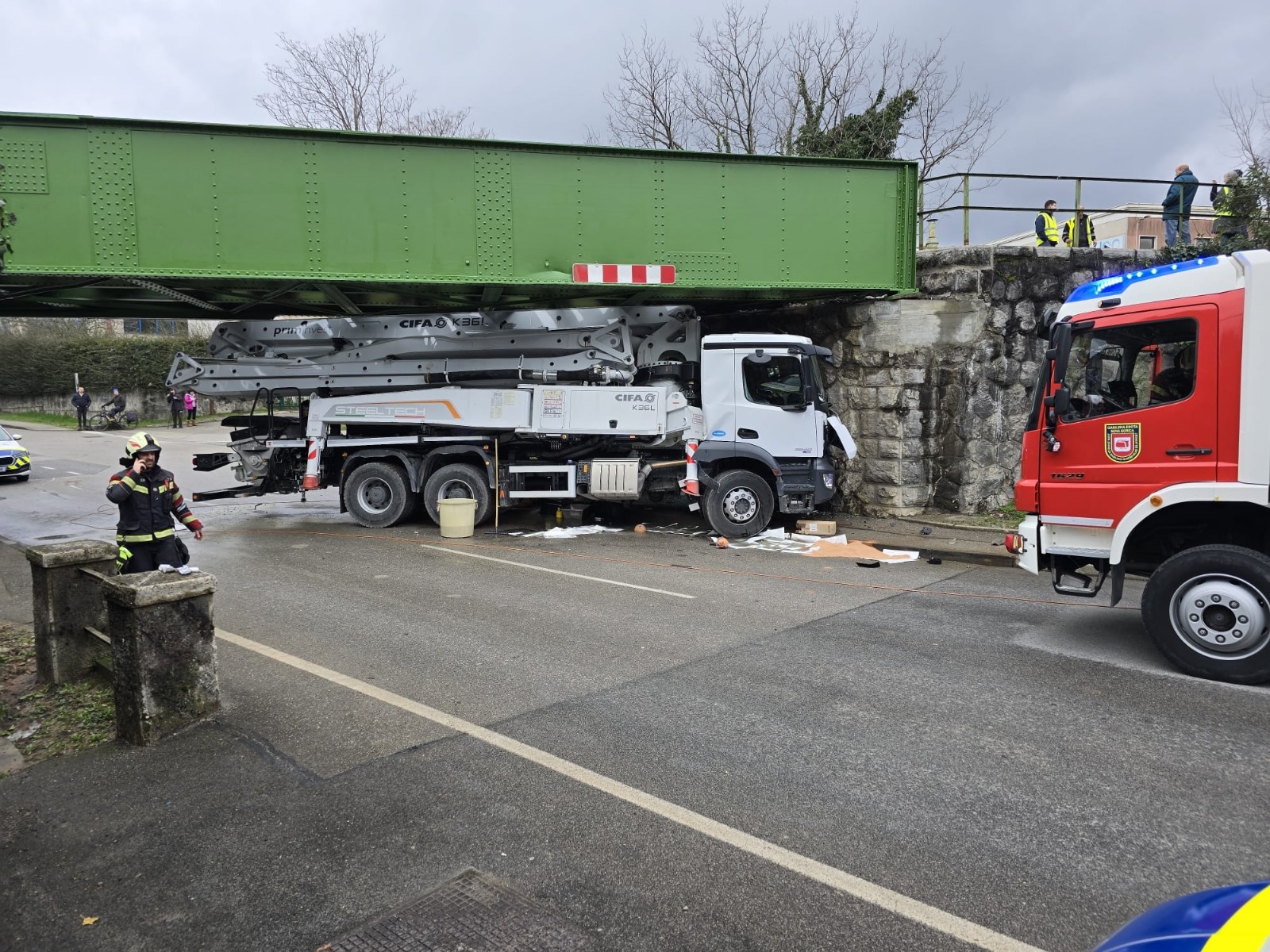 Immagine per Salcano, riapre al traffico la strada sotto il ponte ferroviario 