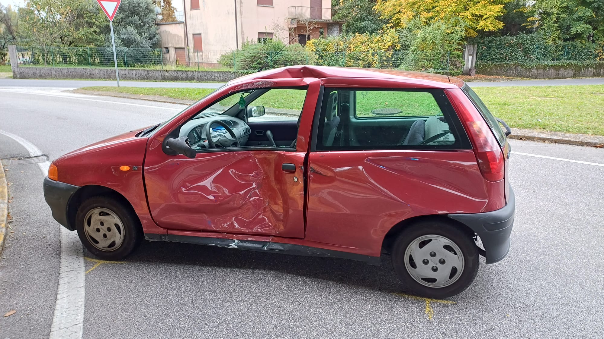 Immagine per Auto taglia strada ad autobus Apt a Gorizia, nessun ferito grave