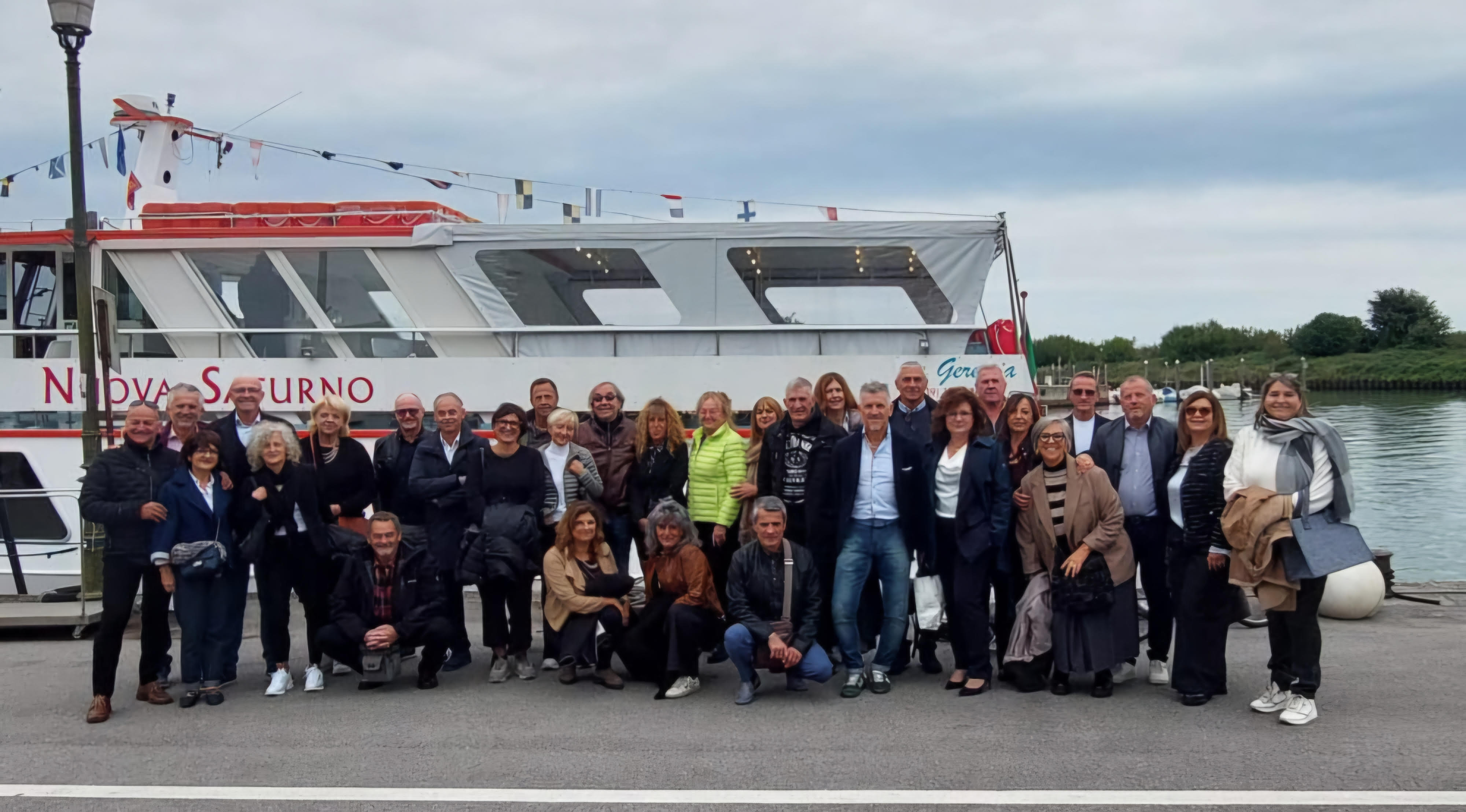 Fotonotizia – I nati nel ’65 di San Canzian festeggiano i loro sessant’anni nella Laguna di Marano