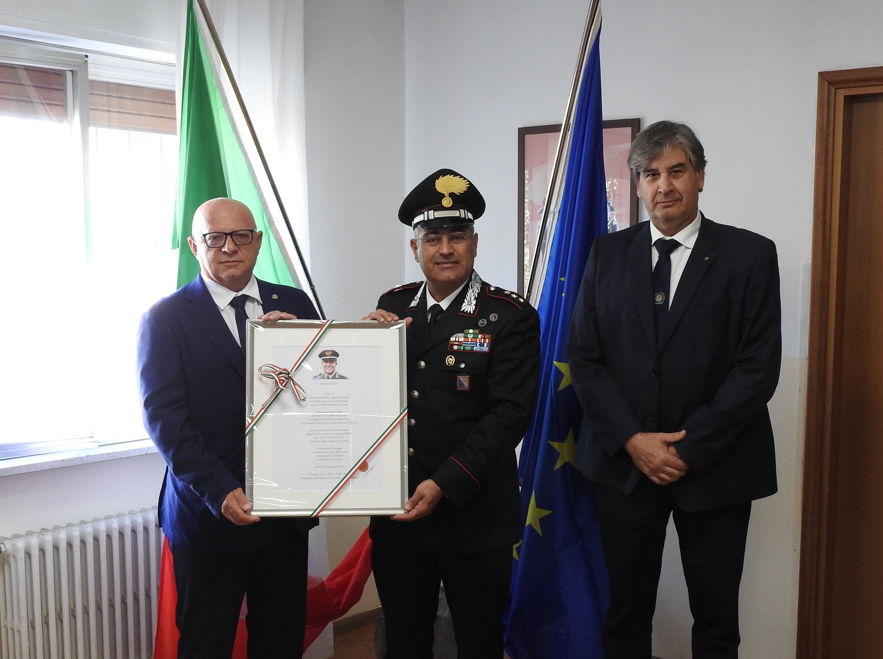 Copertina per Fotonotizia - L'IPA Monfalcone consegna ai Carabinieri una poesia in memoria del generale Dalla Chiesa