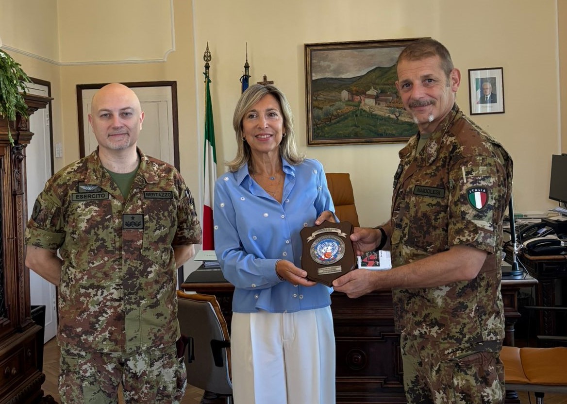 Copertina per Il prefetto Fedullo riceve il comandante uscente Mandolesi della Brigata Pozzuolo: focus sull’impegno in Libano