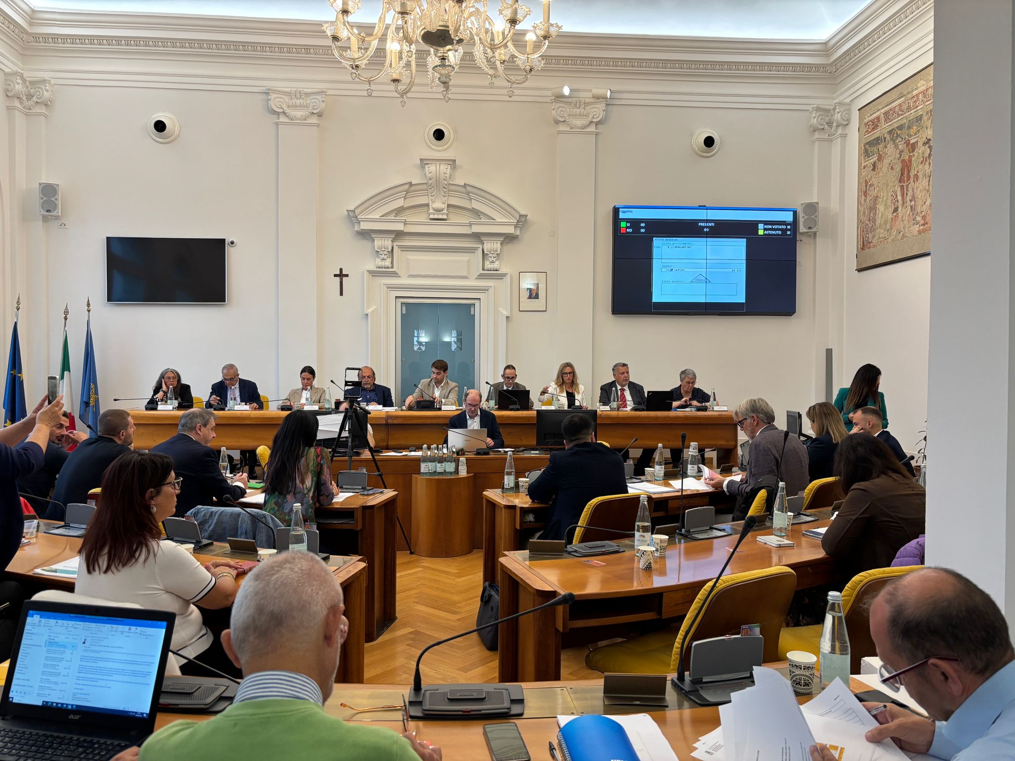 Immagine per Minuto di silenzio per violenza politica negli Usa, Saullo e Morsolin escono dall’aula. «Uso strumentale, Monfalcone slegata da queste vicende»
