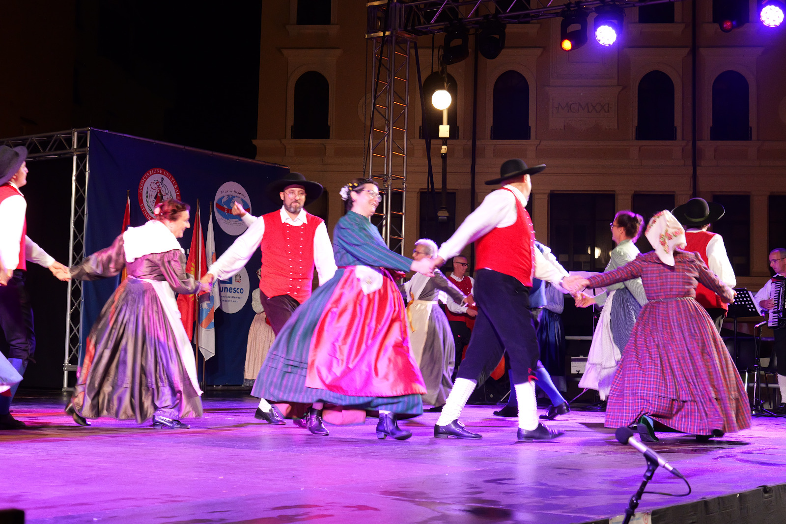 Copertina per Gorizia, l’accensione del Fuoco dell’Amicizia, il Santa Gorizia e il Gartrož avviano il Festival Mondiale del Folklore