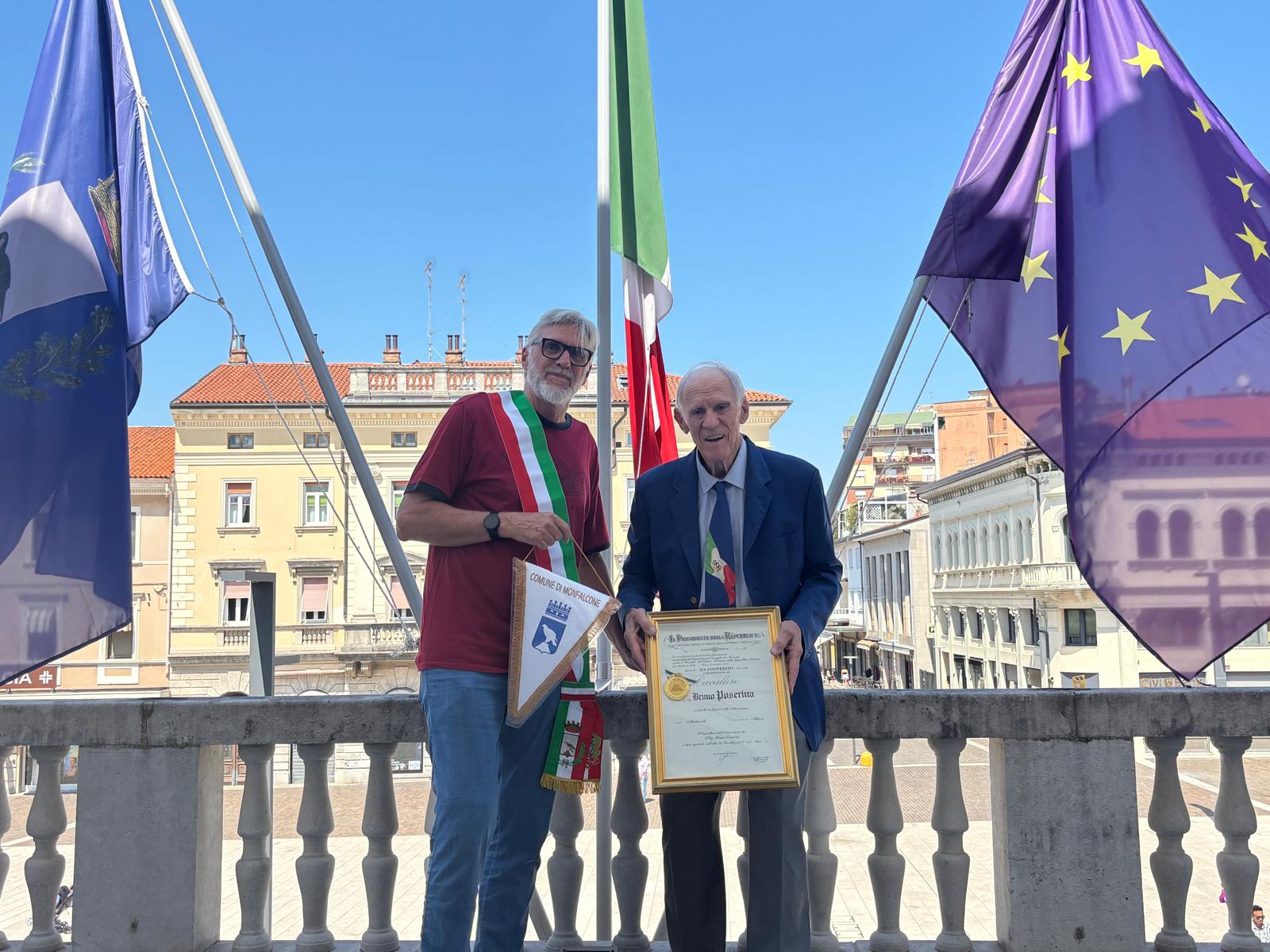 Immagine per Fotonotizia – Monfalcone omaggia l’ex atleta azzurro Bruno Poserina con il Gagliardetto della Città
