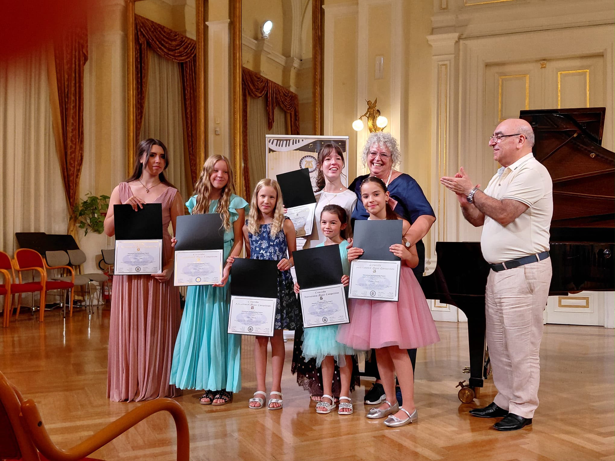 Immagine per Romans, Diploma e Medaglia di Merito per tre giovani pianiste della Baby Piano School