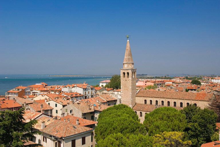 Immagine per Grado, la Parrocchia ripropone il pellegrinaggio notturno a Barbana. Sull'Isola anche la rassegna ‘Oltre i confini’