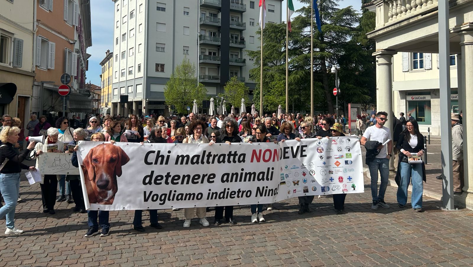 Cormons, «Tutti per Nina»: in centinaia al corteo per la cagnolina. Continua la battaglia legale