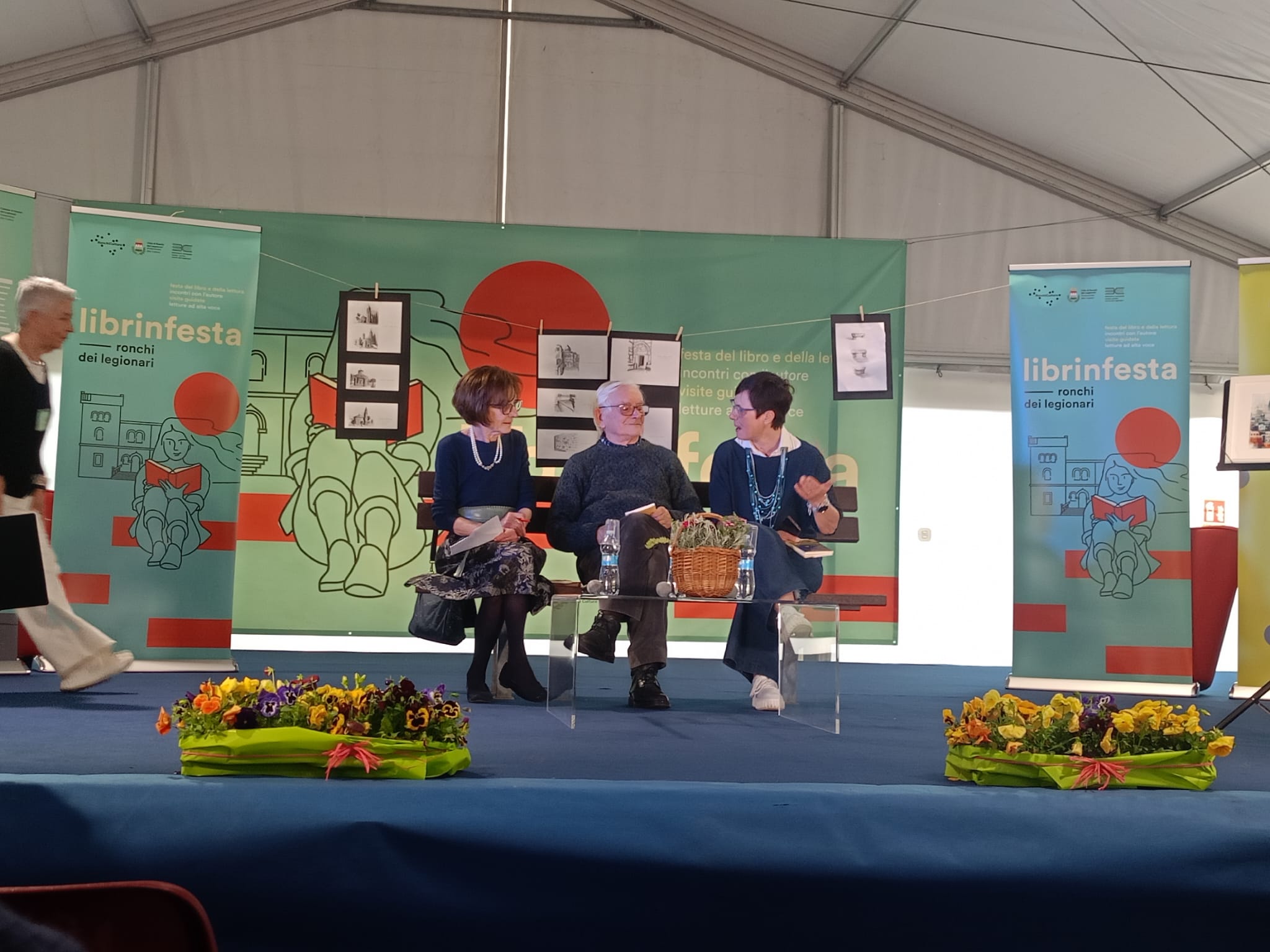 Immagine per Fotonotizia - Librinfesta, l'abbraccio collettivo di Ronchi a don Sponton per 'Una panchina a Betlemme'