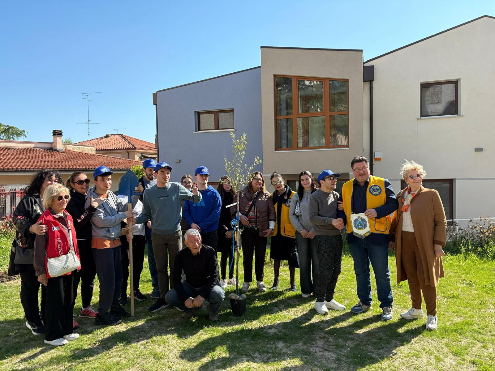 Immagine per Il Lions Club di Duino pianta tre alberi nel giardino della Casa dell’Autismo di Monfalcone 