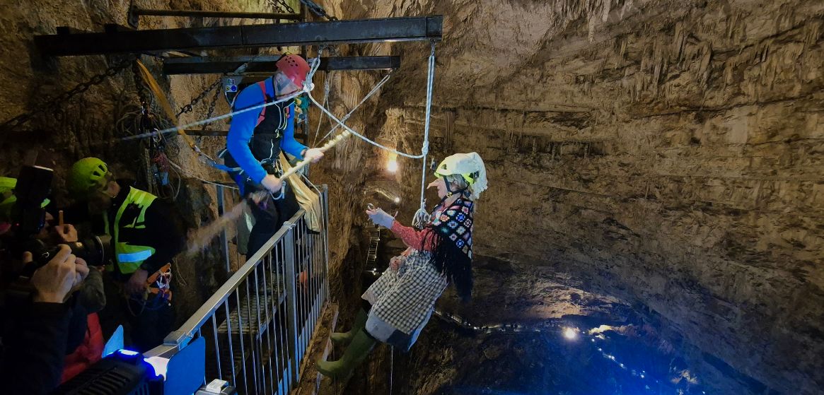 Sgonico, la Befana si calerà nella Grotta Gigante: la festa con dolci e magia arriva a 100 metri sotto terra