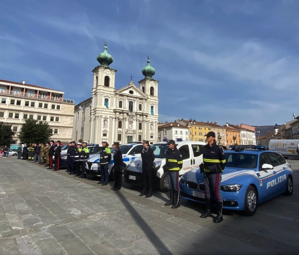 Immagine per Gorizia, donne in uniforme schierate per l'8 marzo: in Piazza Vittoria gli equipaggi femminili dei Corpi di Polizia