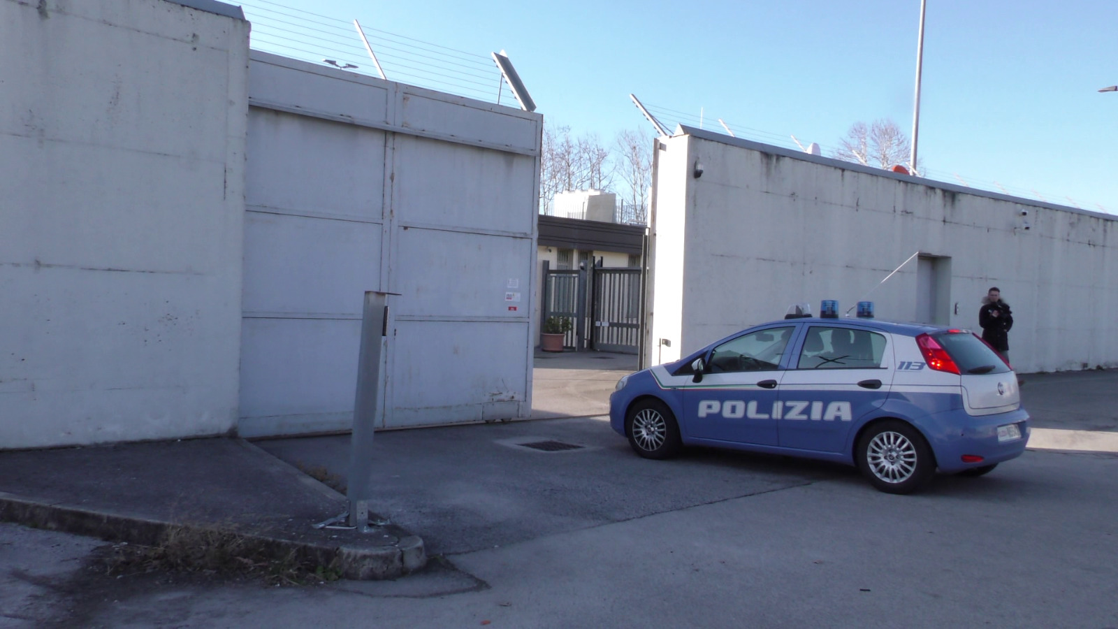 Cellulari sequestrati e sostituiti all'ingresso del Cpr di Gradisca, il Collettivo 'No ai Cpr': «Violata la normativa sull'immigrazione»