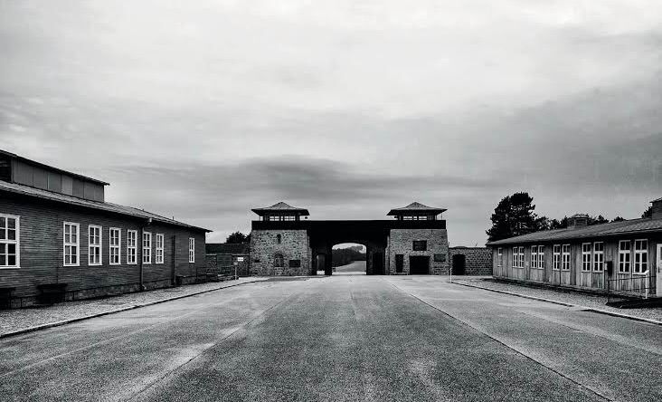 Immagine per ‘Convoglio. Storie di italiani deportati a Mauthausen’ di Franco Meroni racconta la deportazione di Kollmann, Tomsic e Nemec