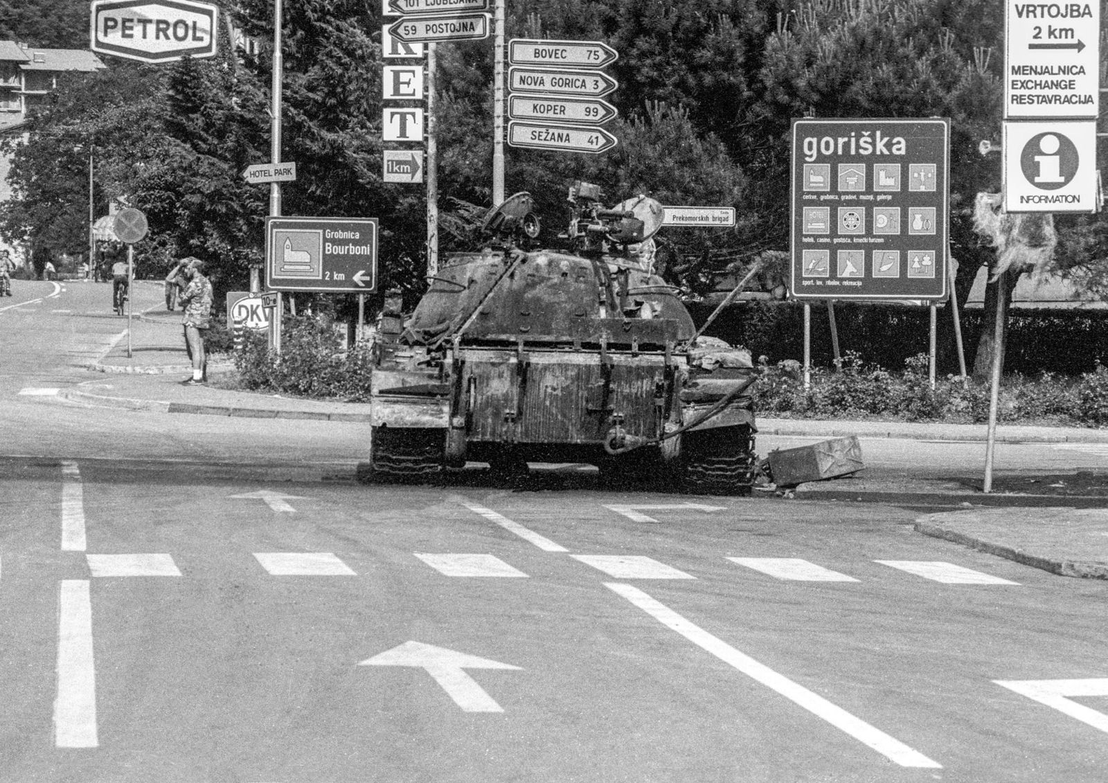 'CREW – Visioni incrociate' riscopre il confine: ecco la passeggiata tra memoria e fotografia con Danica Krstic e Pierluigi Bumbaca