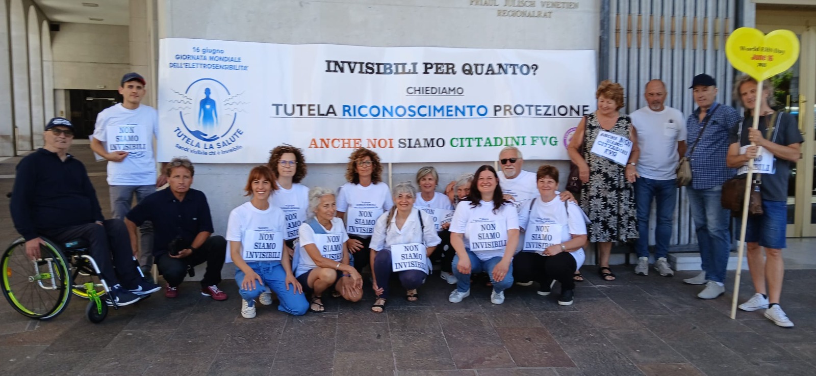 Immagine per Flash mob davanti alla Regione: il Comitato gradese 'Cittadini 1000 Volte in Salute' accende i riflettori sull’elettrosensibilità