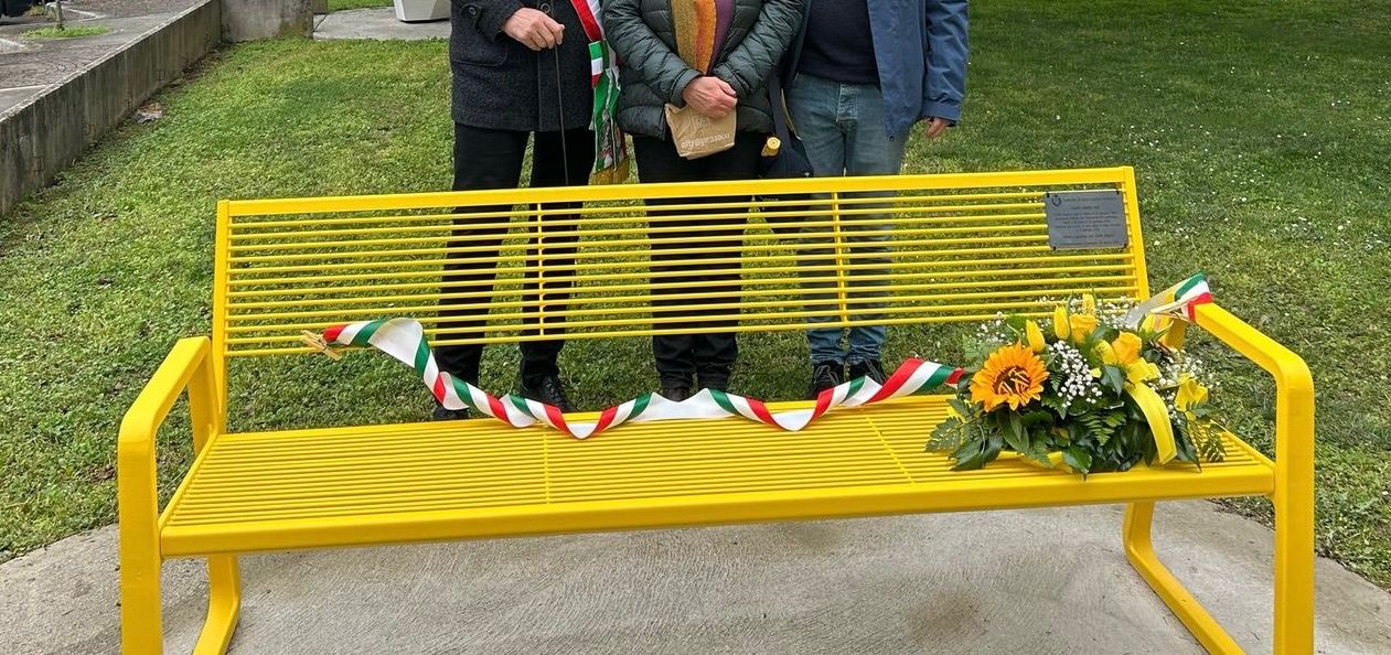Immagine per Gorizia ricorda Giulio Regeni con la posa della 'Panchina Gialla' per tenere viva la sua memoria 
