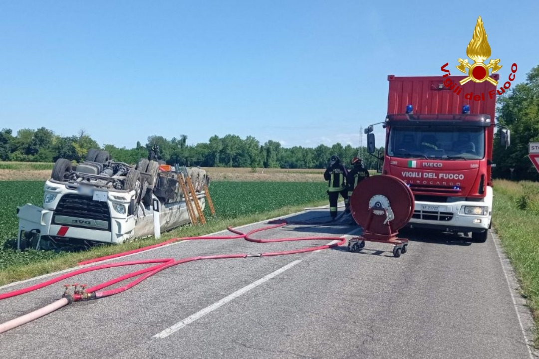 Autocisterna si ribalta a Ruda, intervento dei Vigili del fuoco sulla SR 351