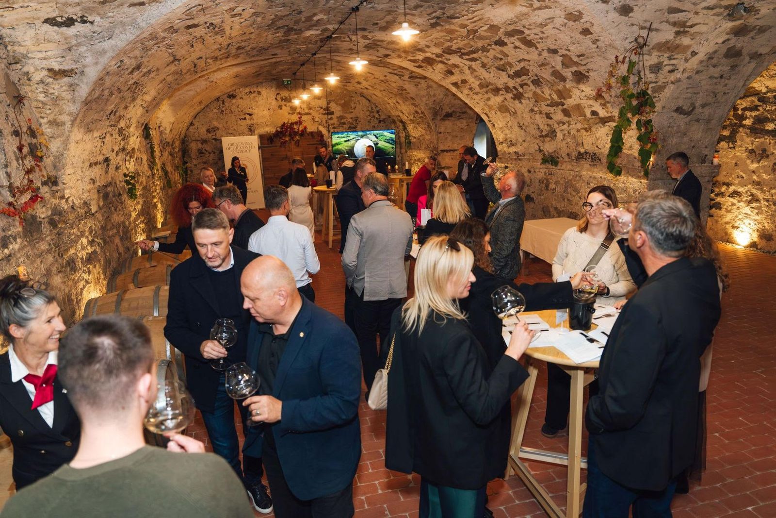 Immagine per Fotonotizia – La Cantina dell’Amicizia e della Pace accoglie il ‘Festival del vino con un tocco di rose’ con 17 viticoltori del territorio