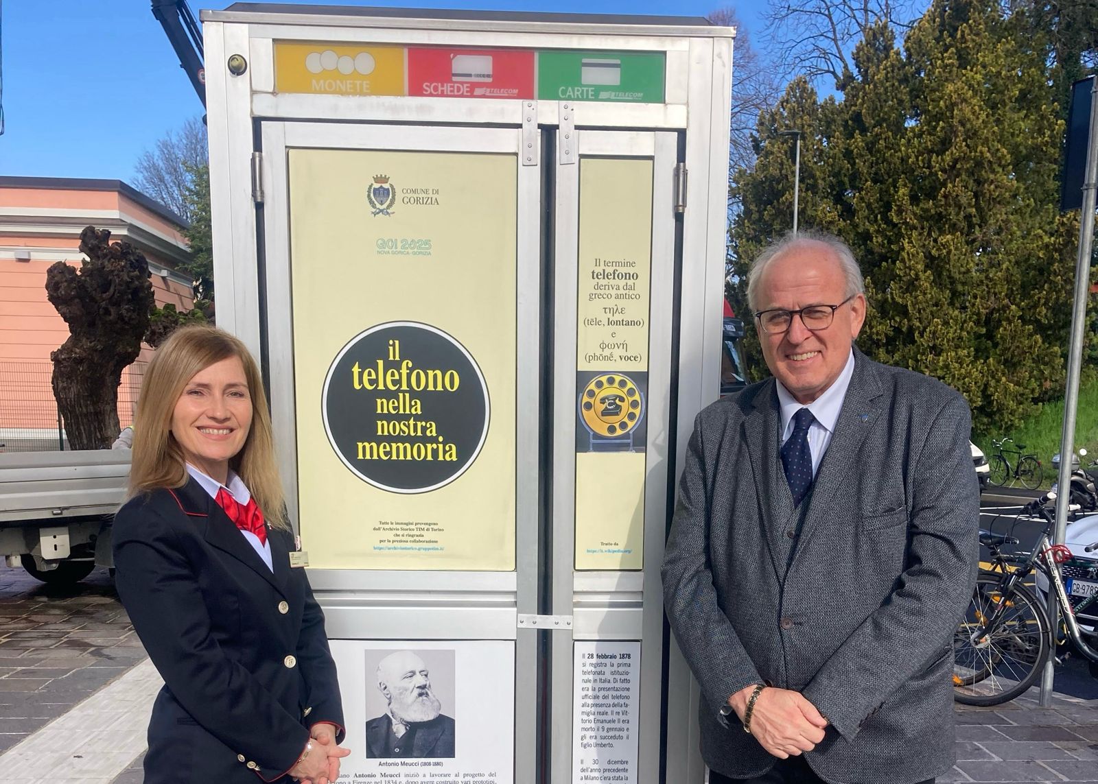 Immagine per Fotonotizia - La storia del telefono raccontata con una nuova cabina nel piazzale della Stazione di Gorizia