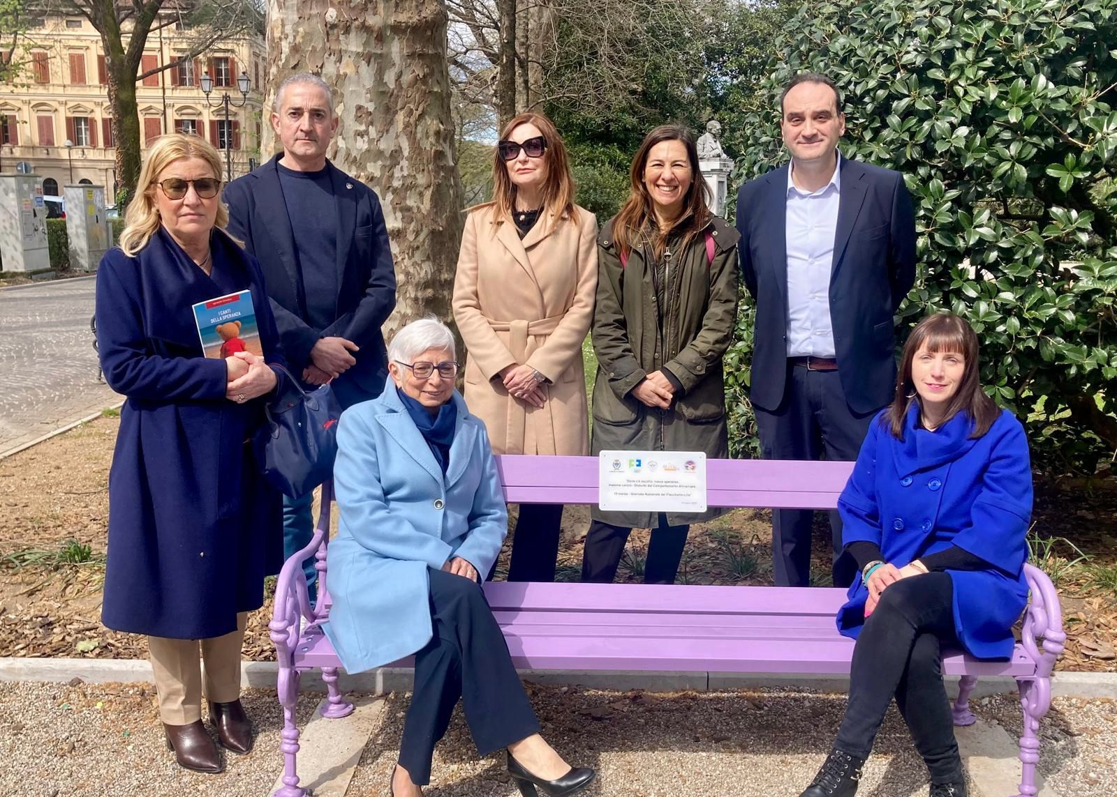 Immagine per Fotonotizia - Installata la Panchina Lilla ai Giardini pubblici di Gorizia per la lotta contro i disturbi alimentari
