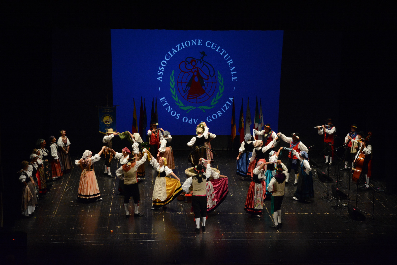 Copertina per Dal Caucaso alla Papua Nuova Guinea: il Teatro Verdi esplode al Festival del Folklore