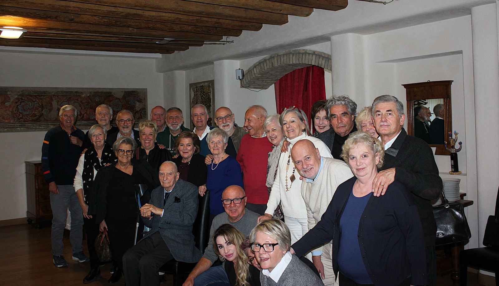 Fotonotizia - Il dottor Pamich si ritrova con ex colleghi e infermieri. È stato storico primario di chirurgia generale a Monfalcone